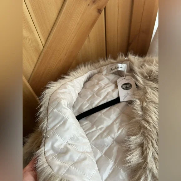 NWT - Faux Fur crop Jacket - Tan - Picture 2 of 4